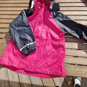 Regnkläder KAXS 122/128 - Regnkläder i nästan nytt skick. Använda ett fåtal ggr. Stl 122/128 Pris 350kr