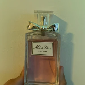 dior parfym - använd fåtal gånger,100ml💞.  miss dior rose & roses