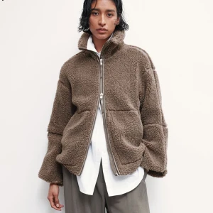 Pilejacka - Säljer denna pilejackan från hm i storlek xs, helt ny med prislapp.🤎