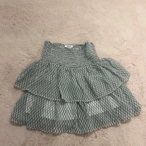 Kjol med volanger  - Säljer denna för den inte används längre, har bara använt ett fåtal gånger så den är som alldeles ny☺️