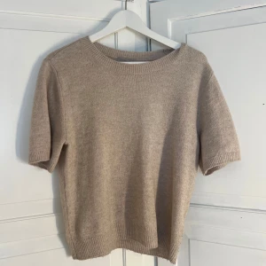 Stickad t shirt - Jättefin beige stickad t shirt från hm. Perfekt för hösten! Den är i storlek S och är knappt använd så inga defekter (nyskick).💕