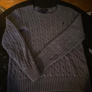 Ralph lauren stickad  - Skick är 10/10 har använt typ en gång. Köpte den här på Plick för 600 kr. Den används inte för att den är för liten för mig. Om du är från typ 164-168 så passar den Perfa 