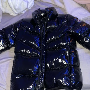 Jacka  - säljer denna jätte snygga colmar jackan i storlek 16år/172 passar även nån som är runt 164 eftersom den passar mig❤️ Aldirg använd men tyvvär är prislappen av men i helt nyskick endast testad!! Nypris 4 599 men jag säljer för 2500💕