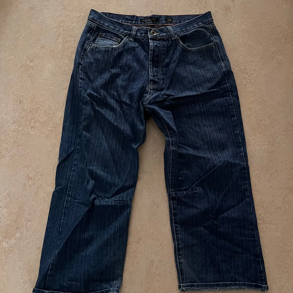 Tvär snygga ed Hardy jeans jag säljer pga stilbyte. Har heeldrag längst ner på byxorna men de syns inte jätte mycket. (Kom dm för bättre bild) annars är de i bra skick. W34 L30 kom dm för mått eller andra frågor!. Jeans & Byxor.