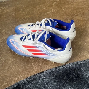 Adidas F50 fotbollsskor storlek 44 - Hej! Säljer mina fotbollsskor som är några månader gamla och använda ett fåtal gånger. Jag säljer eftersom jag fick ett par som jag gillar mer. Nypris var ca 600kr.