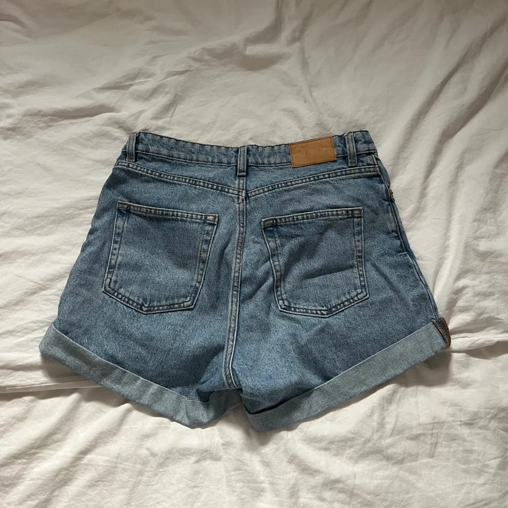 Blåa denimshorts från monki i storlek S. Knappt använda så i mycket fint skick. . Shorts.