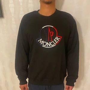 Moncler sweatshirt  - Heej jag försöker nu hjälpa min kille att sälja lite kläder om någon e intresserad så hör av er och vid frågor!💕denhär monlcer tröjan  han inte andvänder längre tex