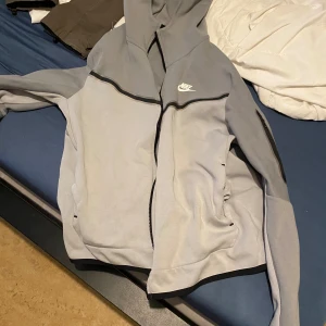 Nike Tech Fleece Hoodie - Storlek L, i väldigt bra skick
