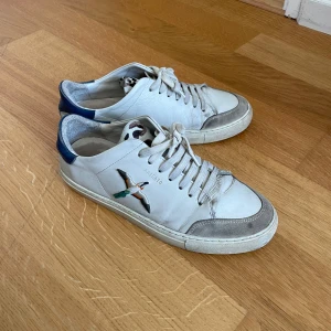 Axel Arigato skor strl. 40 - Säljer ett par snygga Axel Arigato skor i helt okej skick i storleken 40. Bara att dm om frågor