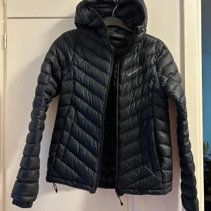 Peak performance jacka  - Säljer en peak performance jacka, köpte den 2023 & använd 1 vinter, den ser ut som ny, den är i storlek xs 