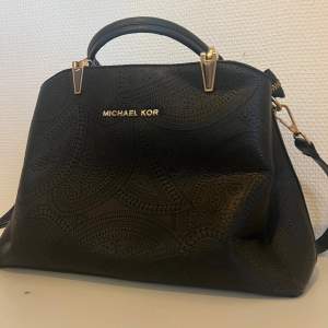 Säljer denna fina väskan från Michael kors, den har sina slitnader som ni ser på det två sista bilderna men inget man lägger märke till💗