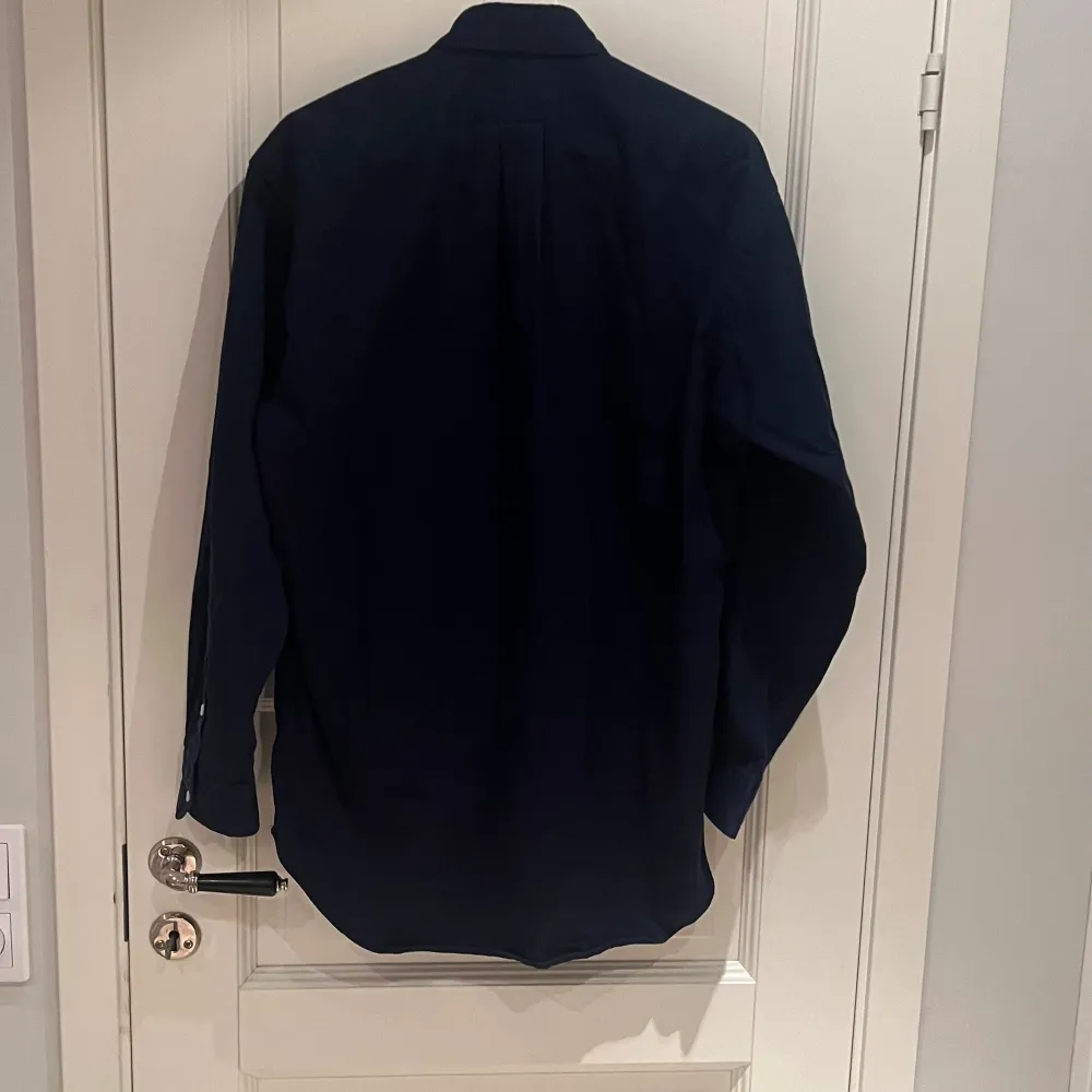 Mycket fin skjorta i stolen S passar även M. Bomull 100%. Skick 9/10 knappt använd. Pris kan diskuteras vid snabb. Skriv om du har fler frågor. Titta på mina andra saker har mycket från Ralph Lauren . Skjortor.