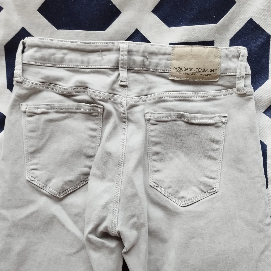 Grå jeans med glittriga detaljer från Zara - 92