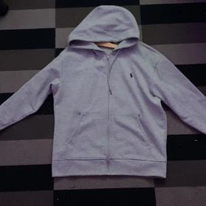 Ralp lauren hoodie  - Säljer en skön ralp lauren hoodie grå i L men passar m nästan helt ny