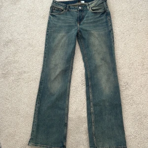 Lågmidjade jeans  - Super fina lågmidjade jeans. De är i storlek 40 men de är jätte små i storleken så skulle säga att dem mer är som 36!