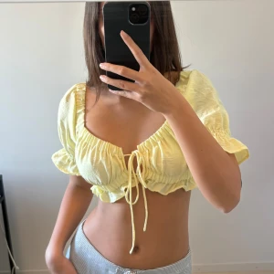 Sommar topp - En super gullig topp från Gina Tricot, storlek XS 🥰