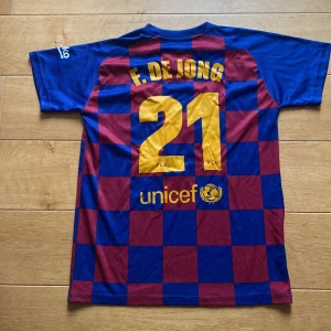 Fotbollströja  - En Barcelona tröja med F. De jong på ryggen för 12 år. Den är i bra skick!