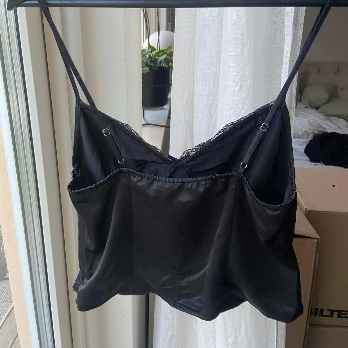 Svart satinlinne från H&M - 90