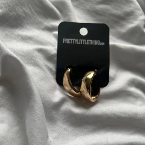 Guld hoops/drops - Aldrig andvända, köparen står för frakt💕