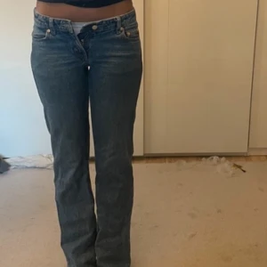 Low waist jeans  - Bra skick , lite slitna där nere vid hälarna. Skulle säga passar Xs och som är ungefär 165🥰