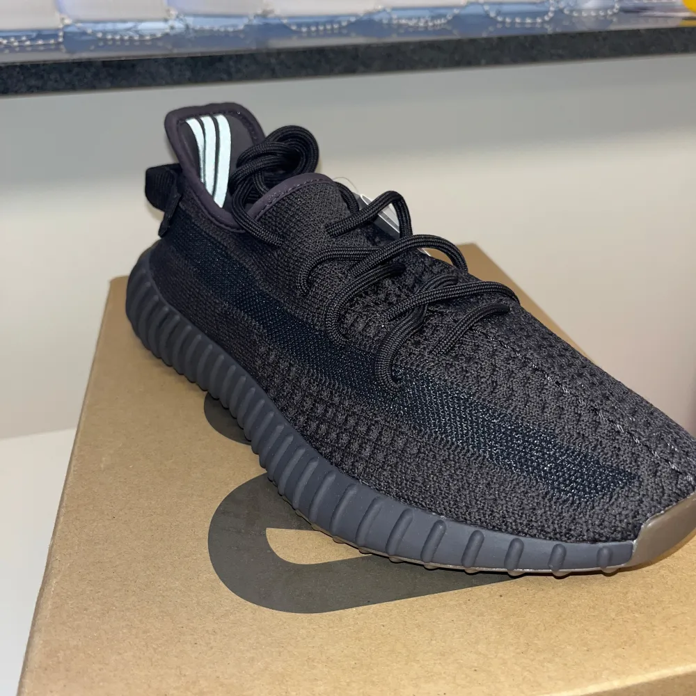 Hej säljer mina nya Yeezy Boost 350 V2 Cinder som inte passar mig och är helt nya endast testade.  Storlek 40 2/3 Pris : 3699kr. Skor.