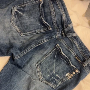 Miss me jeans - As snygga mörkblåa lowrise miss me jeans inte bootcut  köpta i beacon closet i newyork. Dom var omsydda när jag köpte dom men är i bra skick. Kan mötas upp. As snygga med höga boots till 