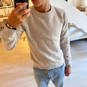 Stickad tröja  - Säljer denna snygga stickade tröja från dressmann i mycket bra skick och i storlek S. Den är beige och mycket snygg nu till hösten! Nypris är ca 400 kr. Kom gärna med prisförslag!!