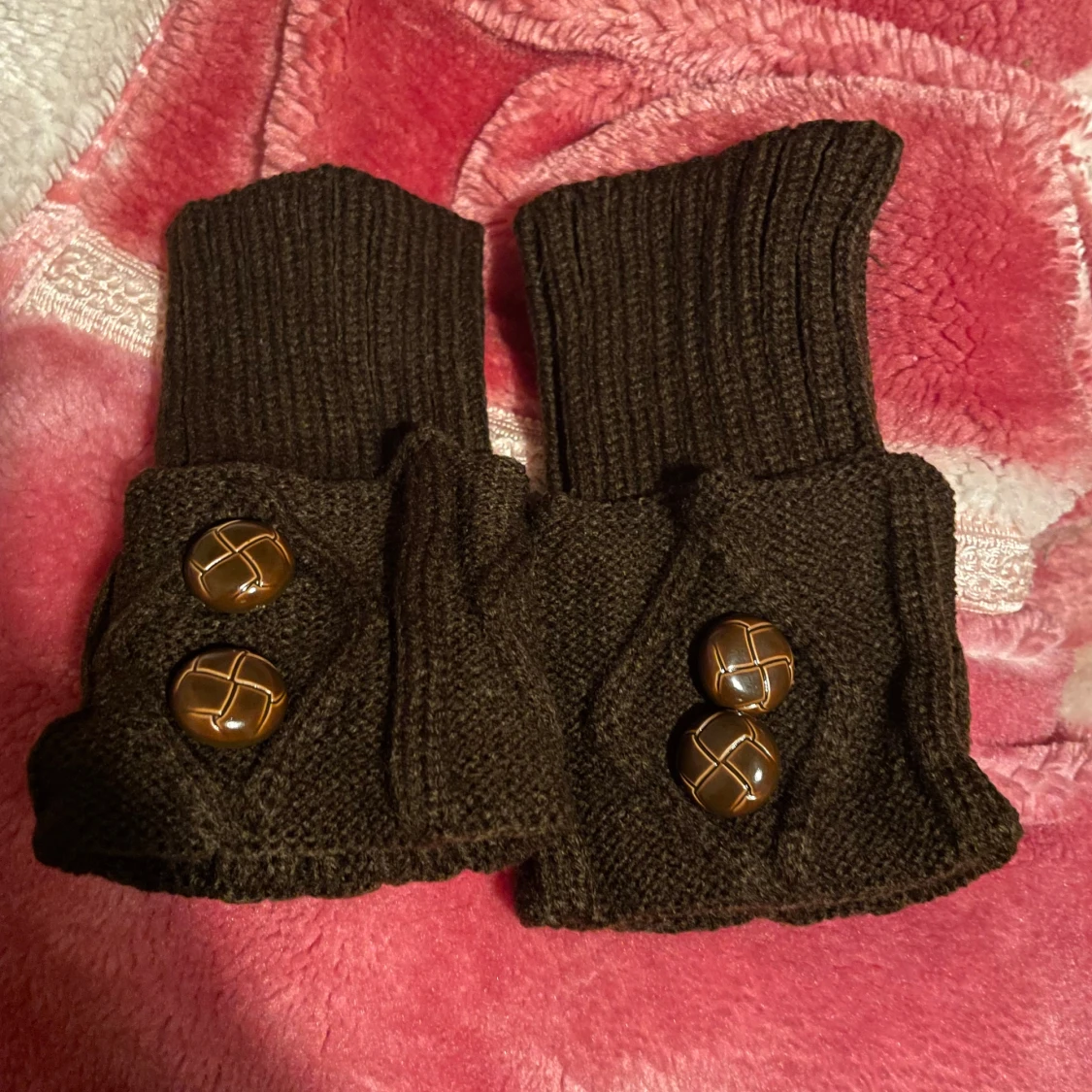 Stickade handleds vantar 