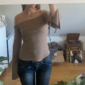 Beige off shoulder tröja  - Superfin beige off shoulder tröja från pretty little thing, med prislapp!