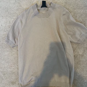 Stickad t-shirt - Fin stickad t-shirt från Lindex. Bra skick, använd några gånger.