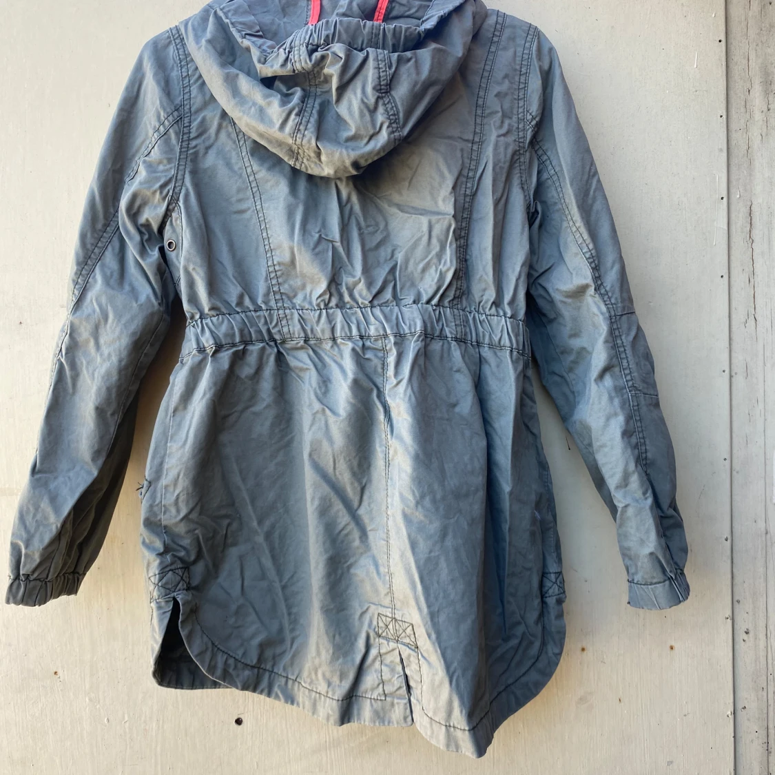 Grå vindjacka med huva - 90