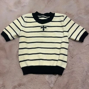 Stickad tröja  - Aldrig använd 