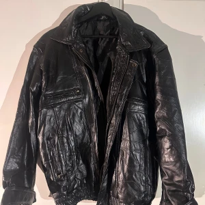 Vintage läder jacka  - Är 170cm  En vintage läderjacka i storlek XL 