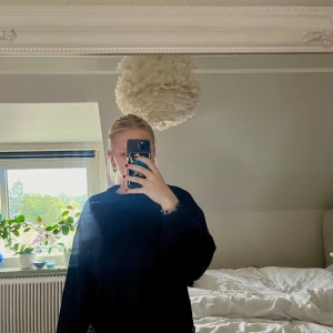 Svart stickad tröja från NA-KD - Säljer en svart stickad tröja från NA-KD i storlek S. Den är supermysig och perfekt för höst och vinter. Tröjan har långa ärmar och en ribbad kant vid halsen, ärmsluten och nederkanten. Lite nopprig. 