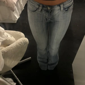 Vintage jeans - Skit snygga Lågmidjade Bootcut jeans! Innerbenmått och midjemått finns på sista bilderna! Jätte bra skick!