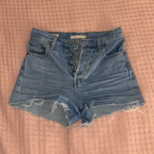 Levi’s shorts - Supersnygga Levi’s shorts i modellen 5’10 som tyvärr har blivit för små för mig💗 Midjemåttet rakt över är 35cm🌟