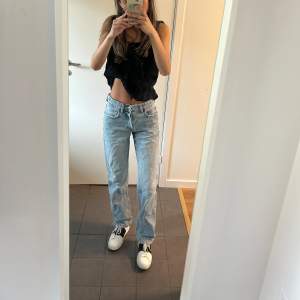 Blåa raka jeans från zara med medelhög midja, storlek 34. Använda men ff fint skick🌸 60kr + frakt - köp gärna via ”köp nu”🥰