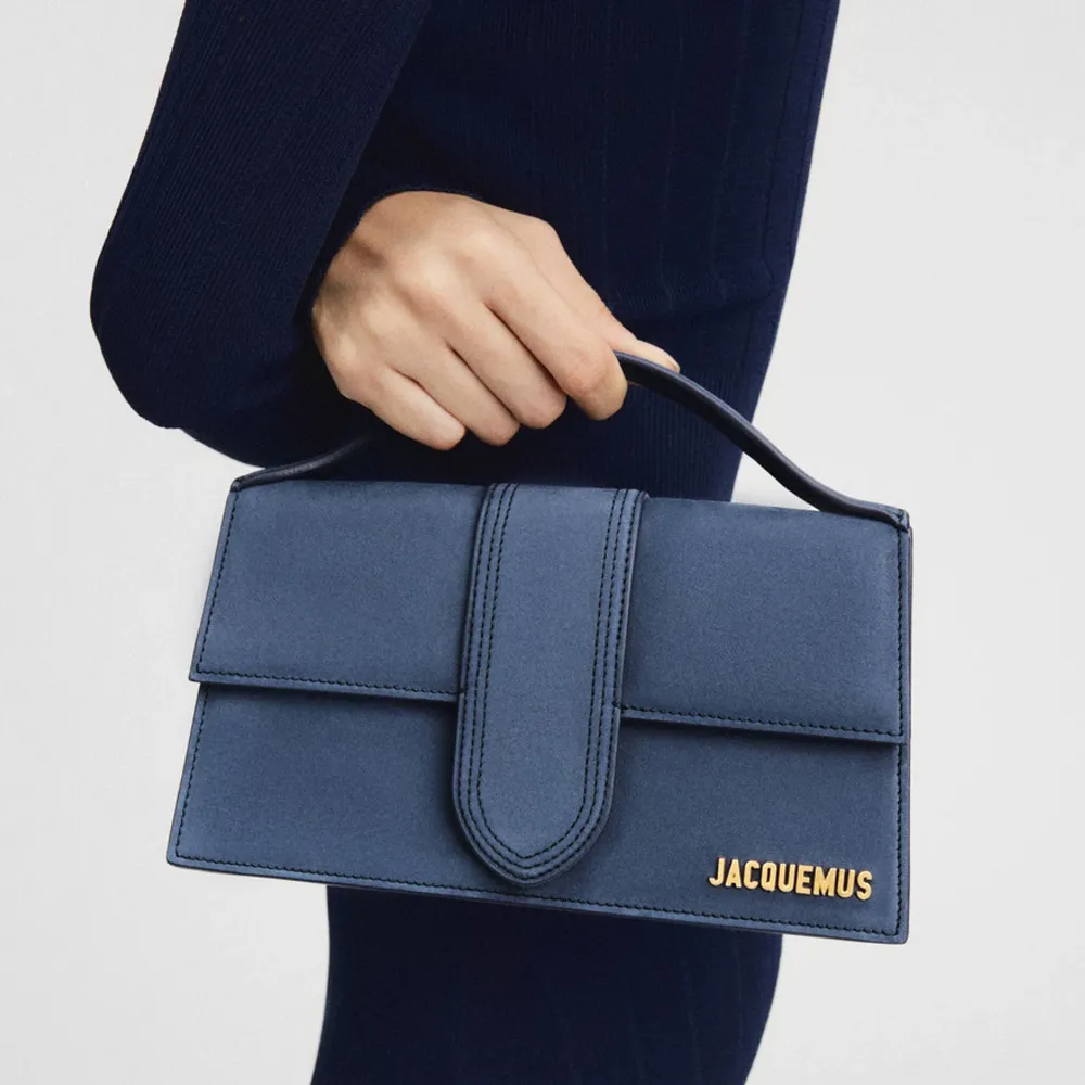 Säljer nu min superfina väska från jacquemus! Helt slutsåld och i ett superfint skick då den endast är använd ett fåtal gånger! Köpt för 10 000kr, självklart är den äkta!! Kontakta mig för fler bilder💕. Väskor.