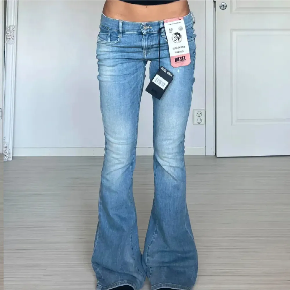 Helt nya oanvända jeans från diesel, de är lågmidjade och bootcut i moddellen. midjemåttet är 39cm rakt över och innerbenlängden är 87. 🩷🎀. Jeans & Byxor.