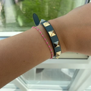Valentino armband - Äkta valentino armband köpt för 3085 kr! Jätte fin färg och inga defekter förutom att den har tappat bandet runt ”flärpen” eller vad man nu ska säga (se bild 2 och 3). Mitt pris 2000!💕pris kan diskuteras!