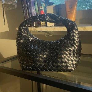 Slutsåld handväska gina tricot - Säljer denna snygga flätade handväskan som är slutsåld hos Gina, skriv för egna bilder❤️