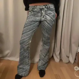 Jätte snygga utsvängda jeans  Midja:38 cm Höfter: 48 cm  Innebensläng: 80 cm