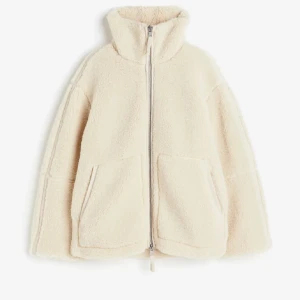 Söker teddyjacka  - Söker denna teddyjacka från hm i xs i svart eller denna färg