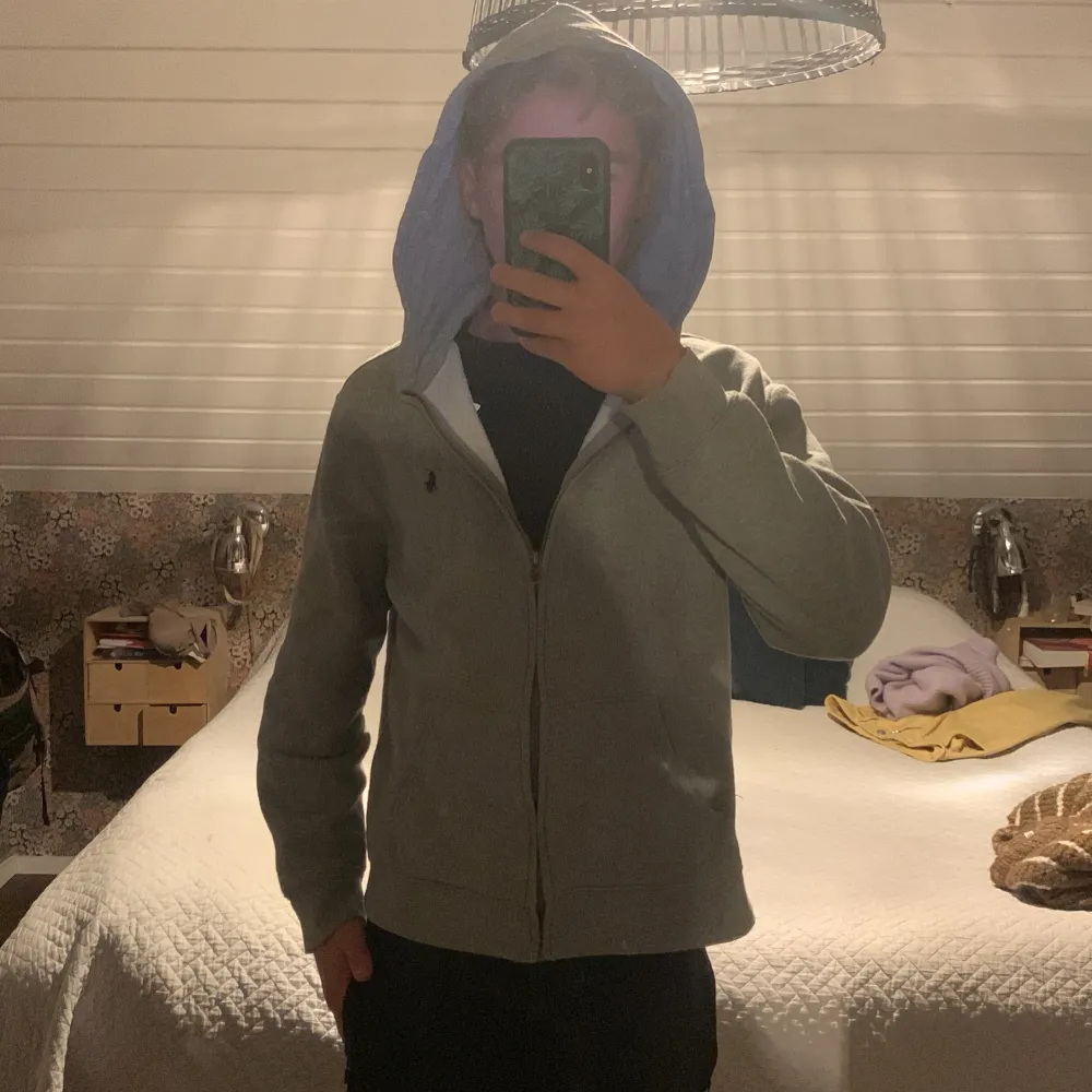 Säljer nu min polo tröja då jag inte använder den längre  Skick 8/10. Hoodies.