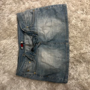 Jeanskjol - Säljer denna vackra jeanskjolen som jag ej andvönder längre. Vet inte vart den är köpt ifrån men den är i väldigt bra skick. Hör av er för fler funderingar. Pris kan diskuteras !💗