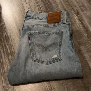 Jeans - Levis jeans inte ens använda. Jag är 1,68 o dom ä lite långa på mig men inte allt mycket❣️ Dom är baggy på mig som bär storlek 36/38 så skulle säga 40 om man inte vill ha dom mer ”stora”❣️
