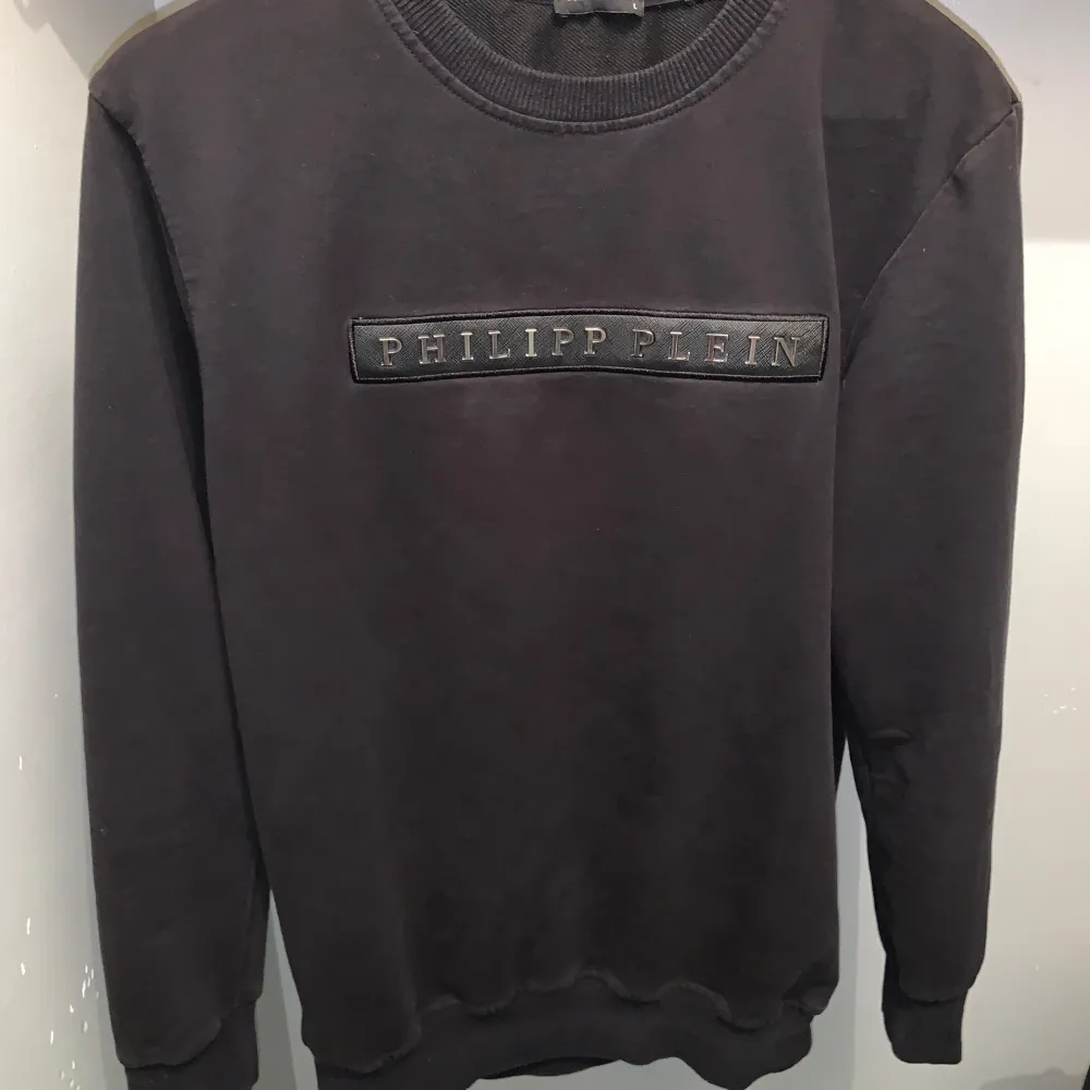 Säljer denna stiliga Philipp Plein sweatshirt. Denna sweatshirten passar med allt. 8,5/10 Skick, har inga skador. Skriv vid funderingar✔️. Hoodies.