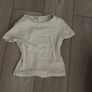 Vit Magtröja (typ)  - Den är hel. 146-152 stor. Passar till det mesta. 