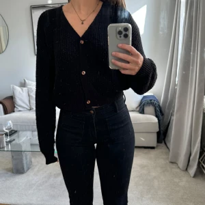 Svart stickad kofta🍁 - Perfekt kofta inför hösten. I varmt och mjukt  stickat material 🍁🍁🍁