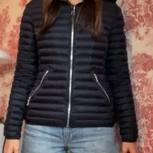 Colmar jacka  - Nypris: 3990 kr💕 har sytt några extra stygn på colmar loggan där bak så den  sitter riktigt hårt och jackan har även ett hål som jag fixade vid innerarmen men detta syns inte som man kan se på 1:a bilderna💗 xs💕